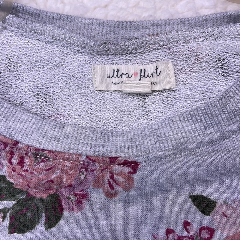 Ultra Flirt Shoulder Cutout Rose Floral Pleated Sweater Women Size Small - Picture 4 of 7